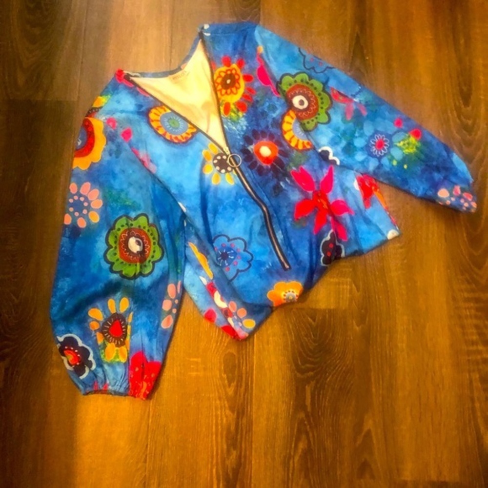 $10 Floral Blouse With Zipper ! Size Small!